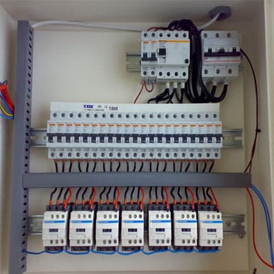 Yeni elektrik tesisatı döşenen bir yapıda düzenli kablo ve buat uygulaması